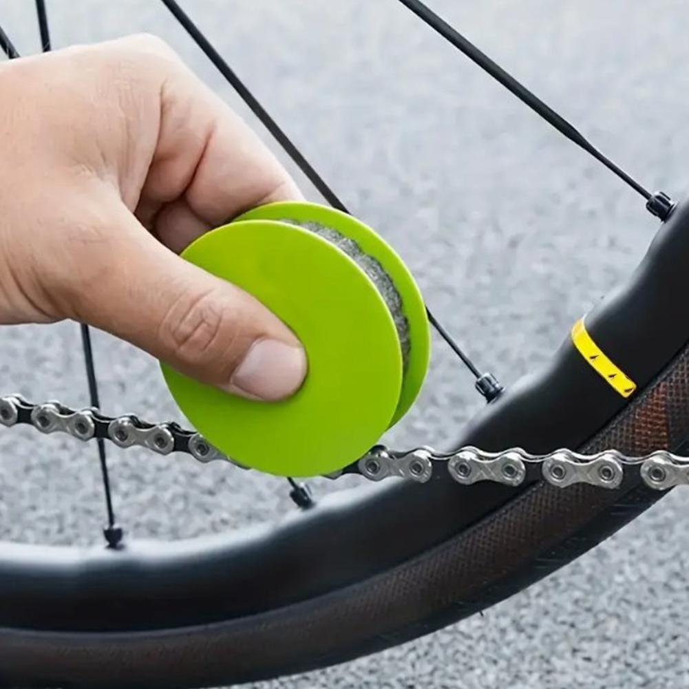 Compact Bicycle Chain Lubricator with Roller Cleaning Function for Smooth Operation and Extended Lifespan - Portable and Easy to Use Bike Chain Maintenance Tool with Drip Feed Mechanism and Durable Construction