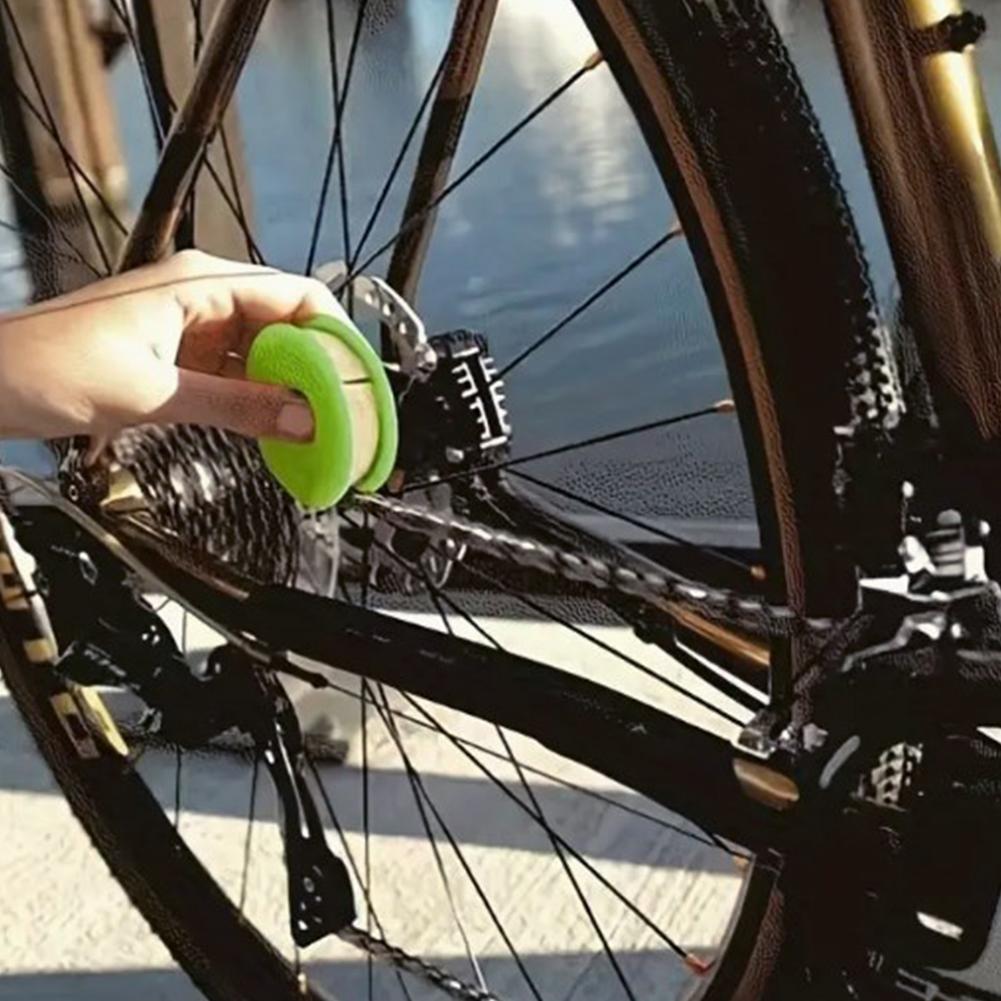 Compact Bicycle Chain Lubricator with Roller Cleaning Function for Smooth Operation and Extended Lifespan - Portable and Easy to Use Bike Chain Maintenance Tool with Drip Feed Mechanism and Durable Construction